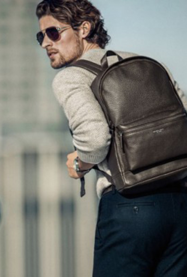 اطلالة أنيقة وراقية مع لمسة شبابية بحقيبة الظهر الجلدية