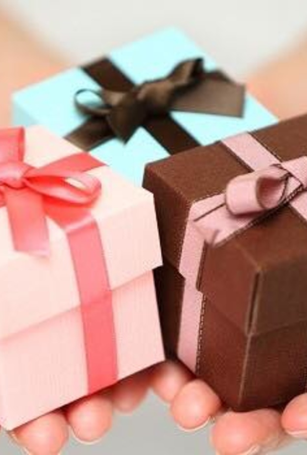 أسرة إماراتية تودع "خادمتهم" على طريقتهم الخاصة