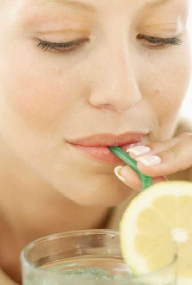 شرب الماء بالليمون أيتها العروس سلاح ذو حدين فانتبهي لذلك واستشيري طبيبك قبل تناوله