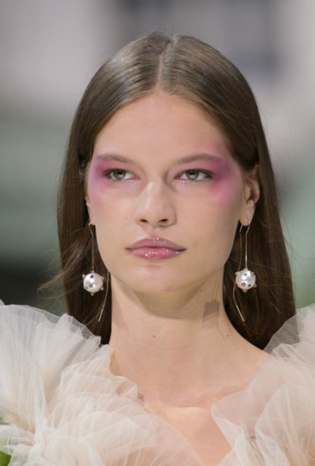 ظلال عيون زهرية كامل الجفون العليا بأسلوب دار ‏Pascal Millet