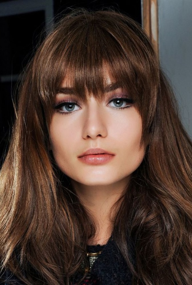 الشعر الطويل بمعظم قصاته يناسب الوجه البيضاوي