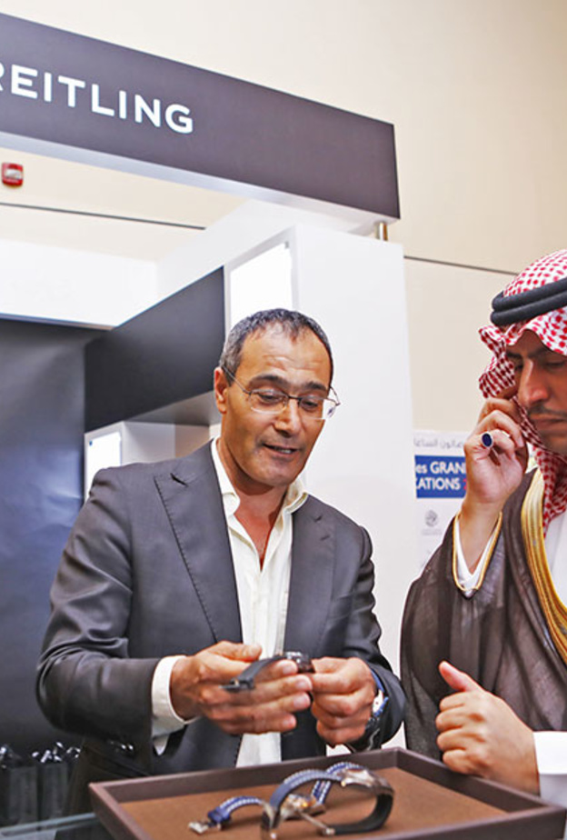 "صالون الساعات الراقية" في الرياض يدهش العاصمة بتحف رائعة