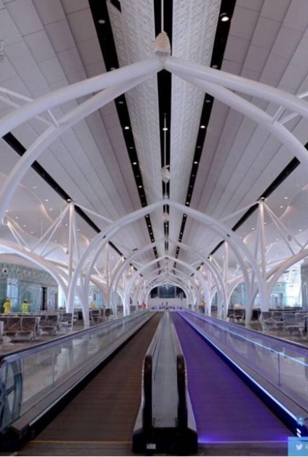 من بوابات المطار الجديدة