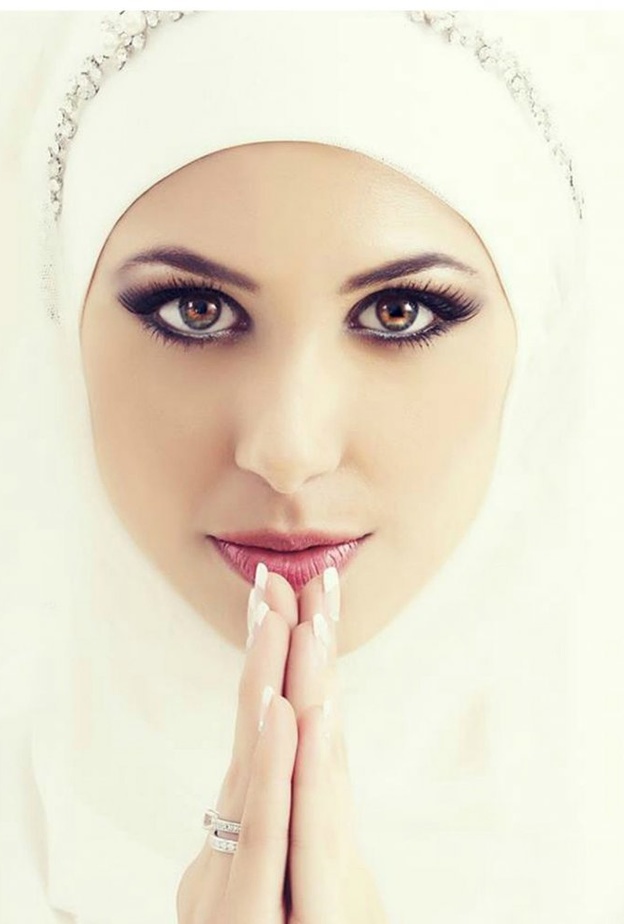 مكياج عيون ملون للعروس المحجبة السمراء