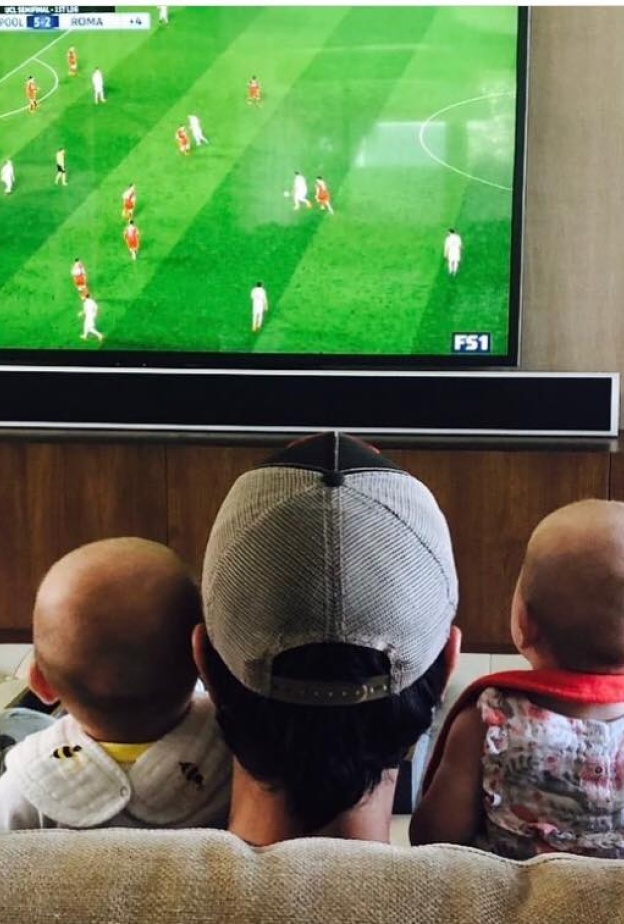 انريكي اغليسياس يستمتع بمشاهدة المباراة برفقة توأمه