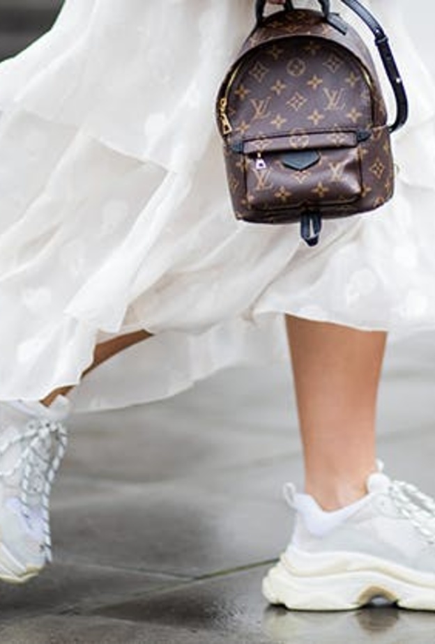 نصائح تنسيق السنيكرز مع القفطان