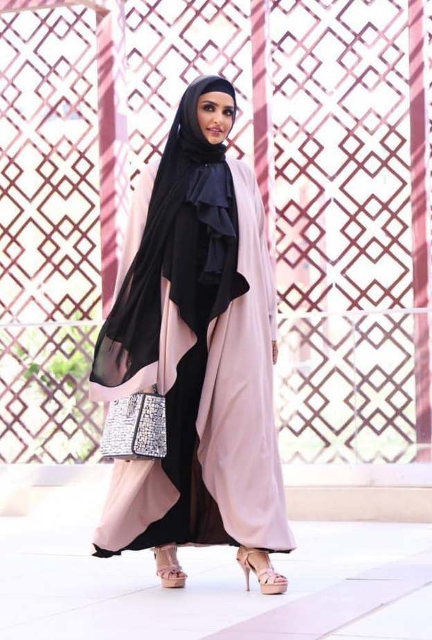 ملابس محجبات على طريقة دلال الدوب مع التوب المقلمة