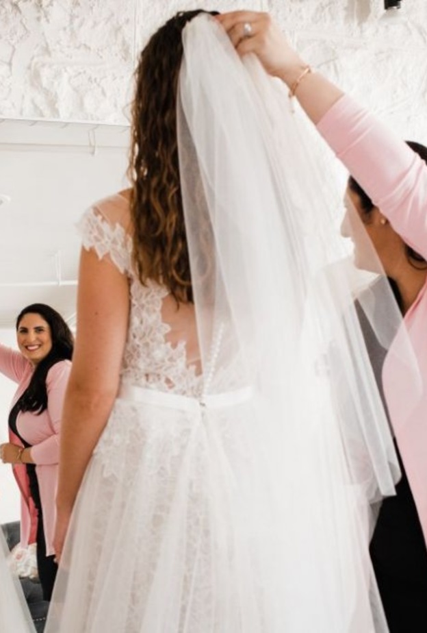 خذي كامل الوقت لاختيار الفستان الأنسب لكي لا يتشتت عقلك بين اراء الناس المختلفة