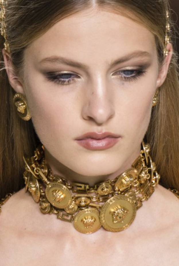 مجموعة اكسسوارات للبنات مع العقود الذهبية التي تغمر الرقبة من Versace