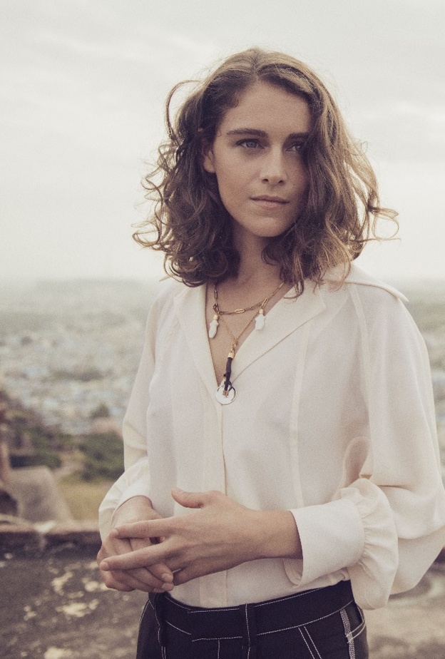 "امرأة تمسك بزمام الأمور في حياتها"