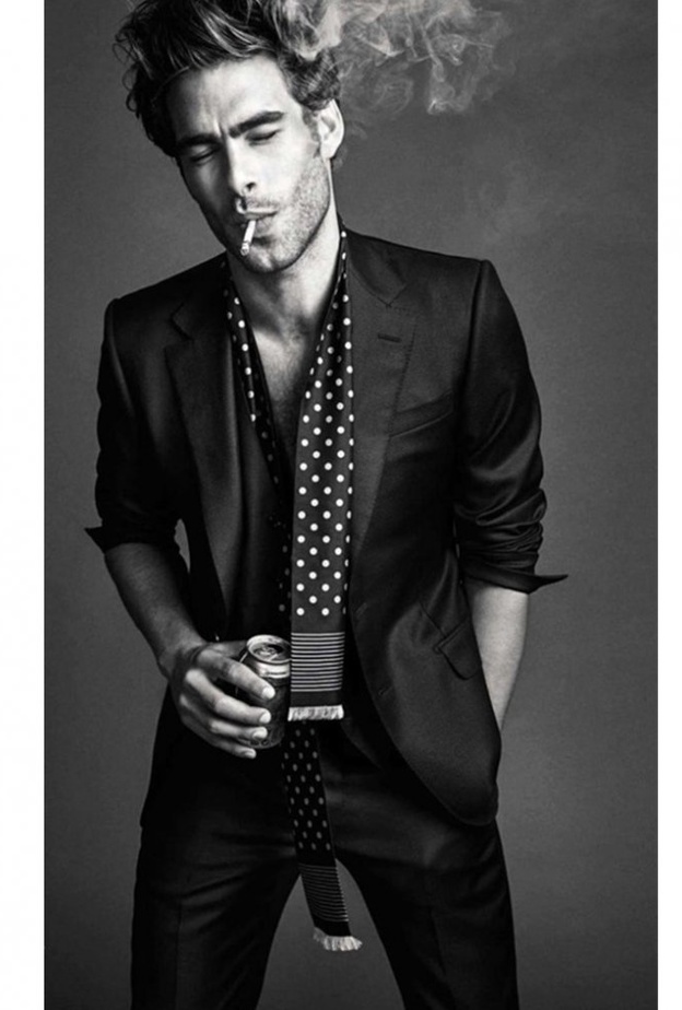 جاكيت الجلد بقصّة البايكر مع القميص المطبّع بأسلوب جون الشبابي