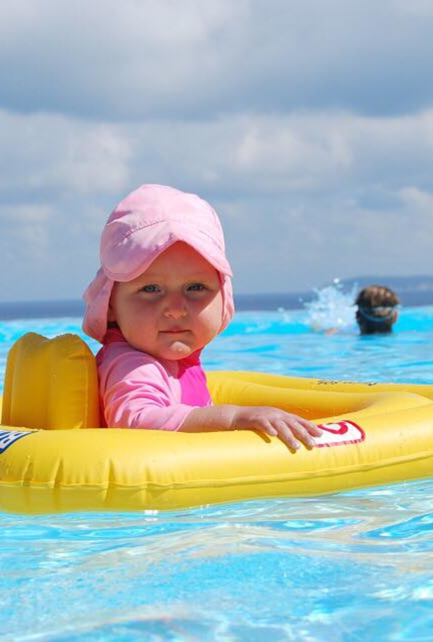 طلاب إماراتيين يبتكرون تطبيقا يحمي من الغرق