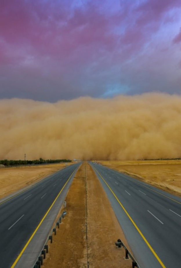 لحظة دخول عاصفة الغبار إلى الرياض