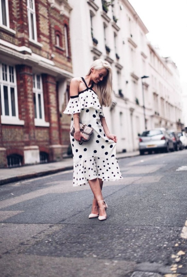 الفساتين الماكسي المنقطة لاطلالات لافتة وأنثوية