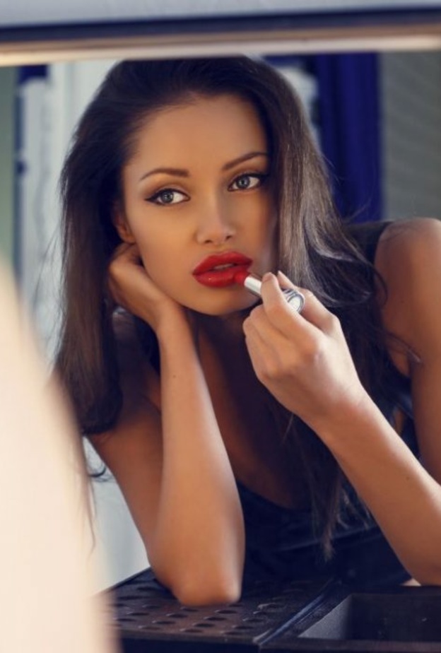 ألوان الرج للبشرة السمراء في صيف 2018