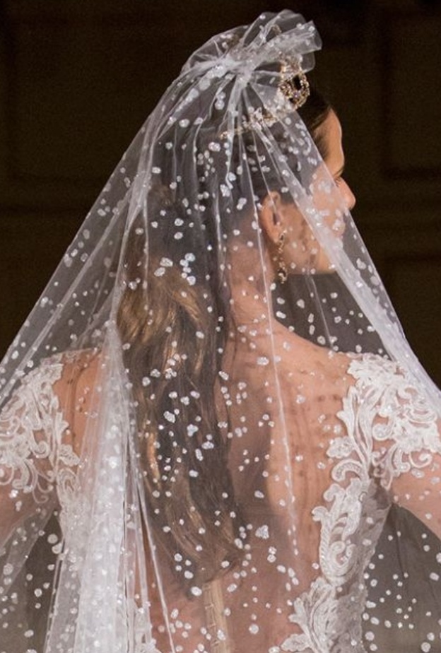 فستان الزفاف من نوع فساتين الحفلات التقليدية يناسبها الطرحة متوسطة الطول