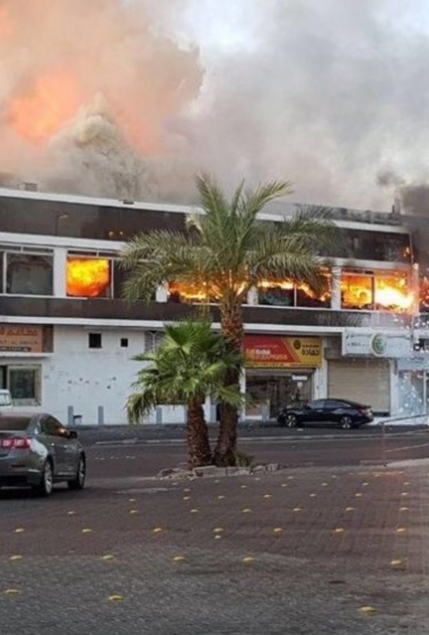 النيران تشتعل في المركز التجاري