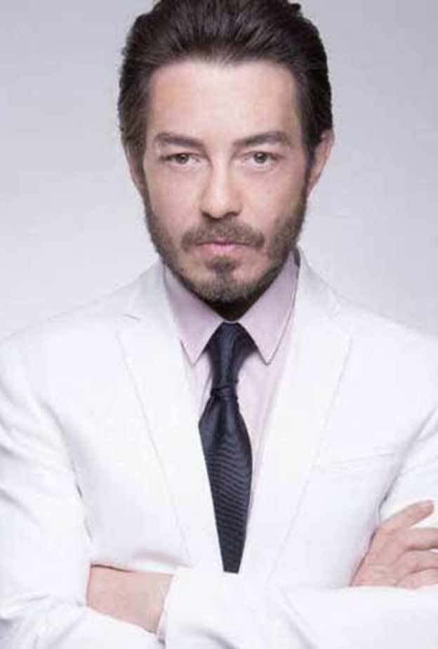 احمد زاهر مع ابنته وزوجته في زفاف ويزو