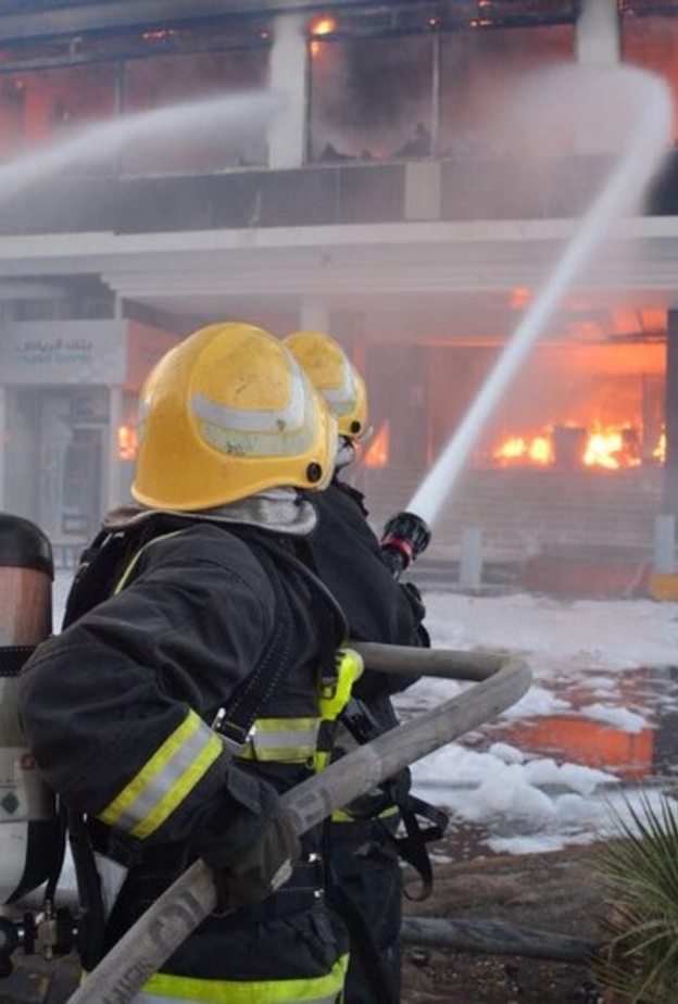 رجال الدفاع المدني يبحثون عن أي ضحايا عالقين في الحريق