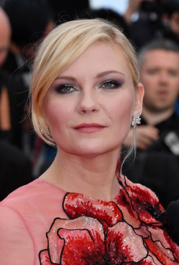 كريستين دانست متألقة بأقراط من أيرين نيويرث Irene Neuwirth