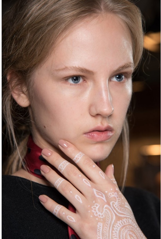 طلاء أظافر نيود مع الرسمات الهندسية الملفتة من ‏‎ Self-Portrait‏