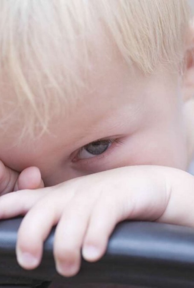  اسباب الانطوائية متشعبة ومتعددة وتختلف من طفل لآخر لذا استشارة الطبيب أمر حتمي لحل المشكلة