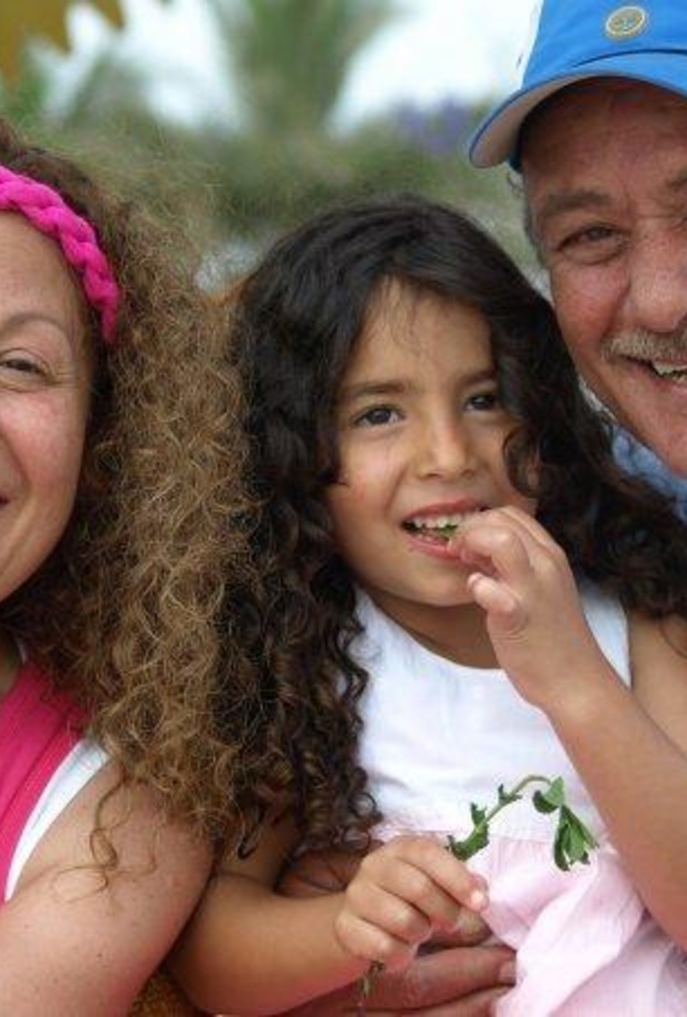 حفيدة أحمد الفيشاوي مع جديها