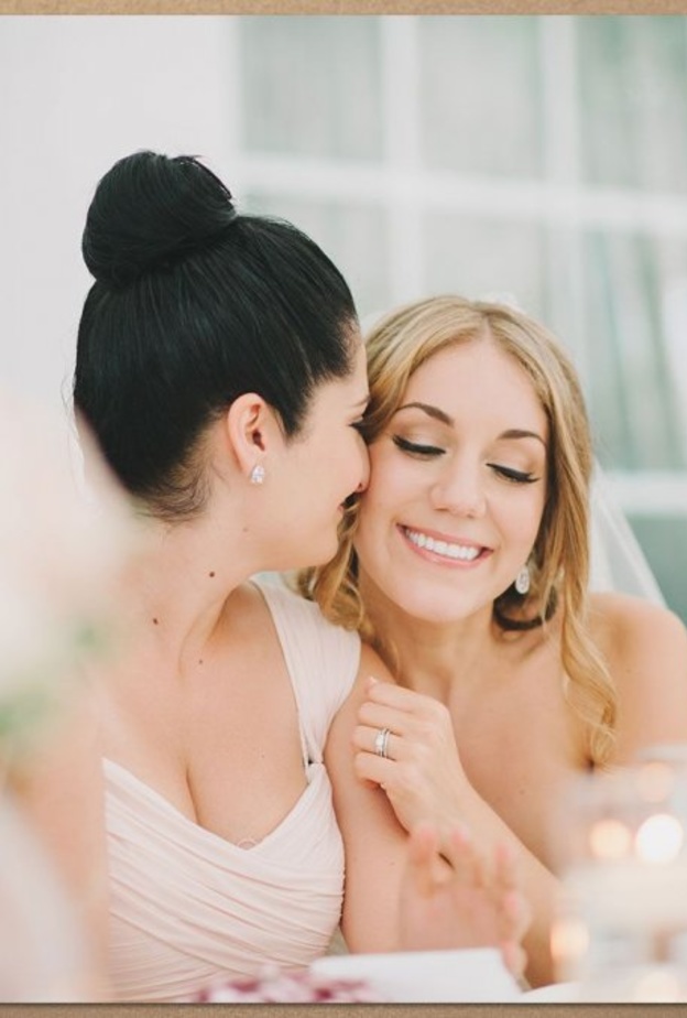 من واجبات و مهام اخت العروس تذكير العروس بتناول الطعام و الاهتمام بصحتها في هذا اليوم المميز