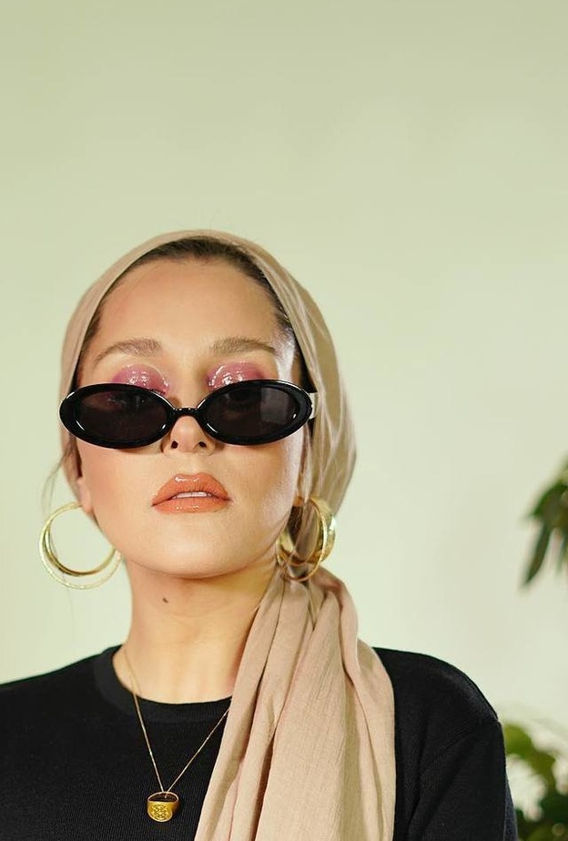 لون راقي اعتمدته صوفيا غودسون مع لفة ناعمة