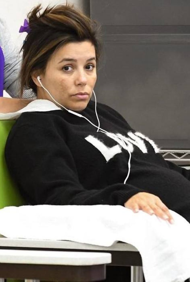 إيفا لونغوريا تبدو في قمة التعب والإرهاق خلال خضوعها لجلسة مساج للرقبة قبل أسابيع قليلة من ولادتها