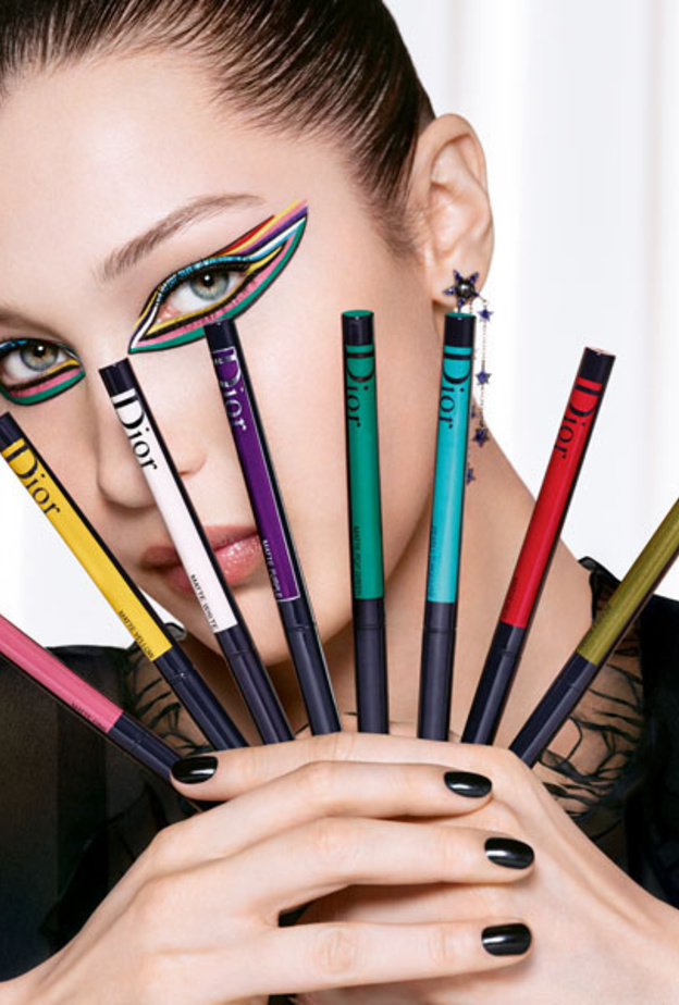 تكشف Bella Hadid المذهلة في الحملة الاعلانية عن عينين مفعمتين بالألوان أكثر روعةً وتأثيراً من أيّ وقت مضى