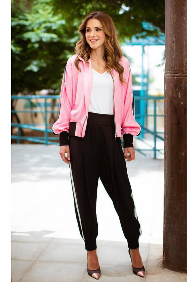  الملكة رانيا تختار بنطلون واسع لا يتعدى حدود الكاحل