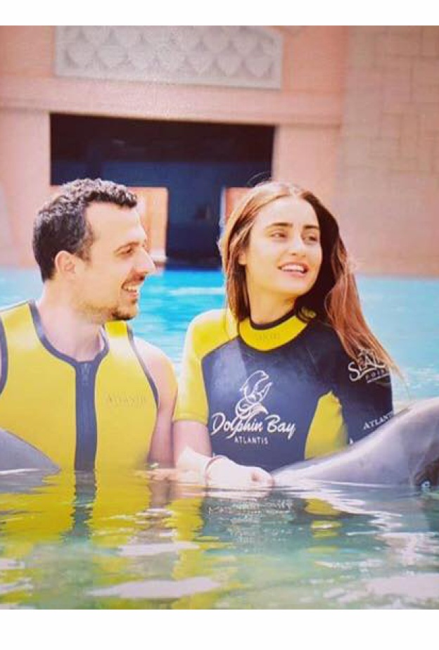 ايميه صياح تحتفل بعيد ميلادها مع زوجها وسط الدلافين في دبي