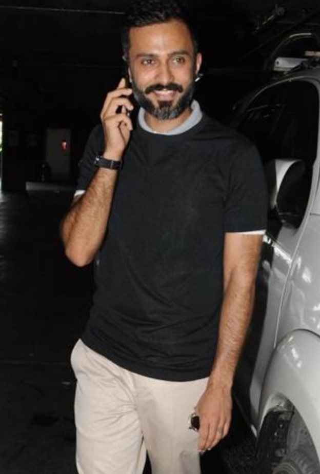 خطيب سونام كابور يصل إلى مومباي استعدادا لحفل زفافهما