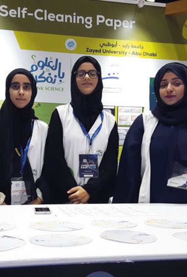 4 طالبات إماراتيات يبتكرن ورقاً «ذاتي التنظيف»