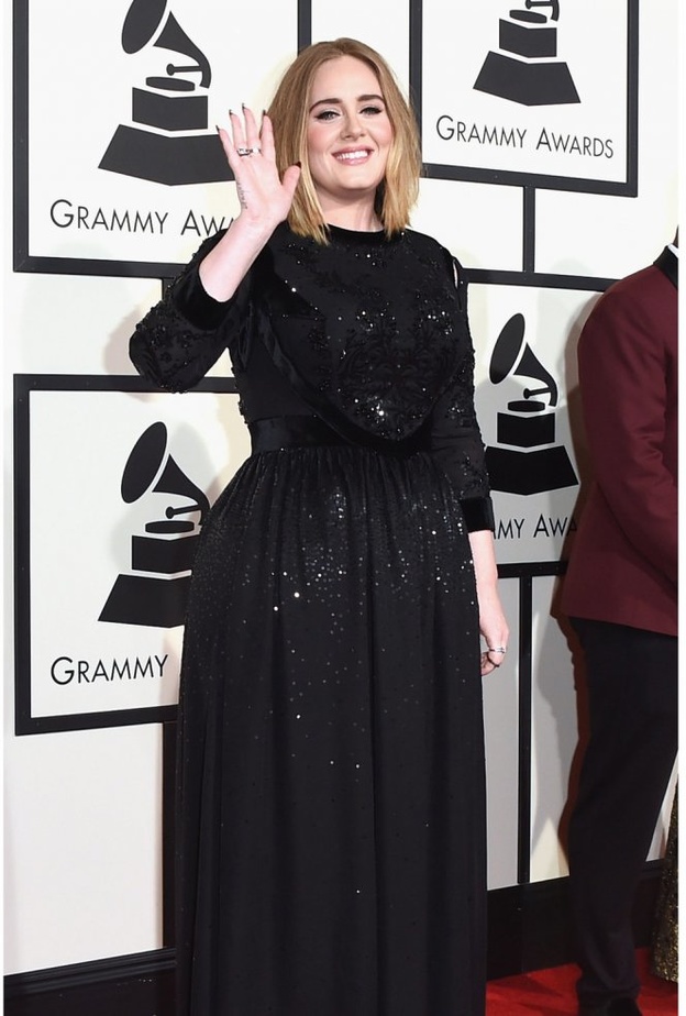 لحفل الغرامي عام 2016 لفتت الانظار بهذا الفستان الاسود من جيفانشي الذي حدد خصرها وناسب قوامها