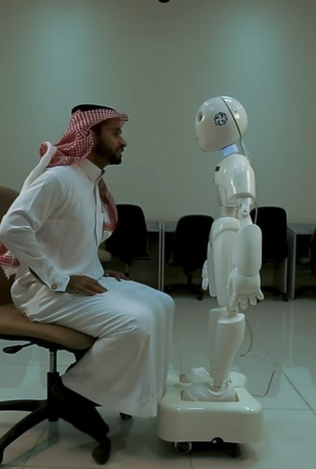 الدكتور فيصل السرهيد يخترع أول روبوت سعودي ناطق بالعربية