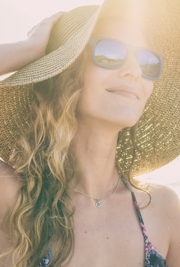 نصائح لحماية الشعر من أشعة الشمس في شهر العسل