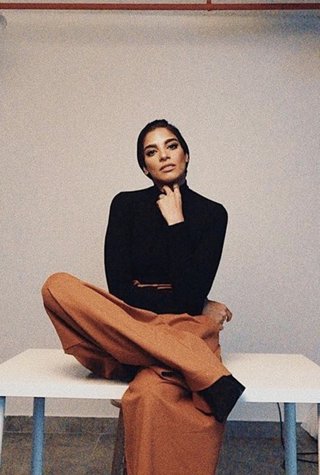 موضة القمصان الواسعة المقلمة مع البنطلون الفضفاض