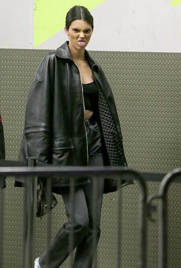 لا نعلم السبب وراء إغاظة كيندال جينر لهذه الدرجة لكنها تبدو ظريفة في جميع الأحوال !