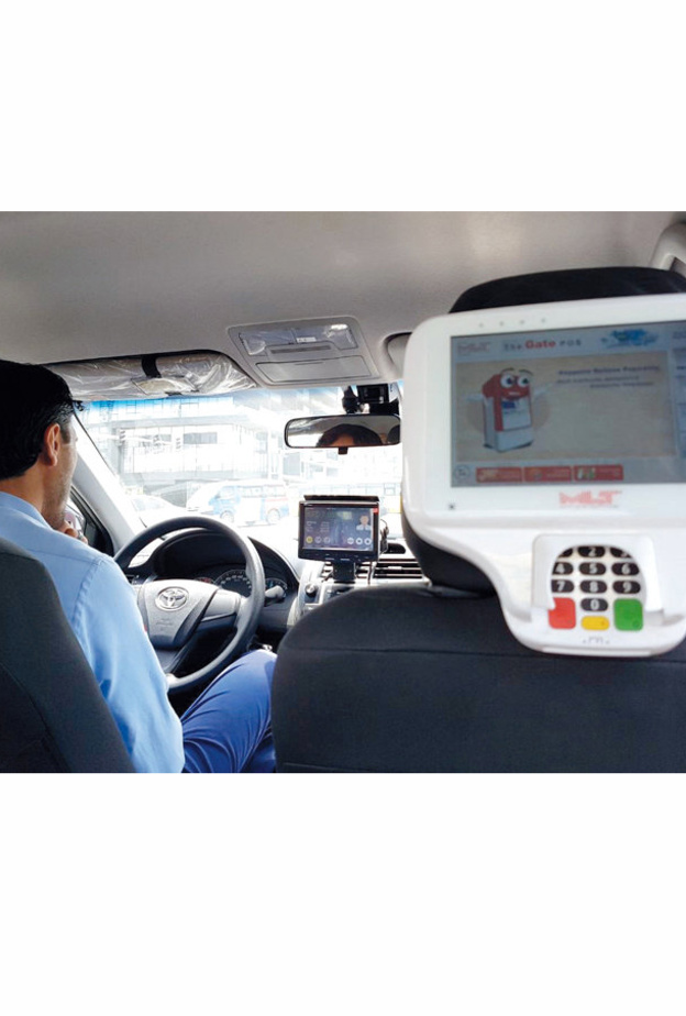 مؤسسة تاكسي دبي تركب 50 شاشة داخل المركبات لتقييم السائقين والتفاعل مع الركاب