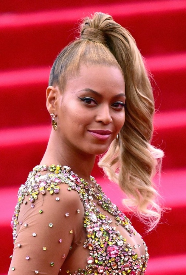 سيلين ديون تختار تسريحات الشعر المرفوع مع الاكسسوارات الضخمة عام 2017