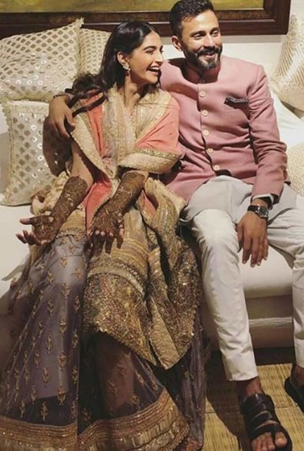 ضيوف حنة سونام كابور بالأبيض