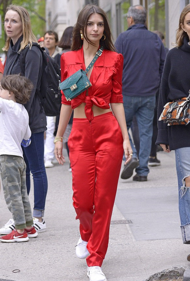 ارتدت ‏Emilia Clarke‏ بنطلون الجينز الضيق مع التوب المريحة والقميص الطويلة