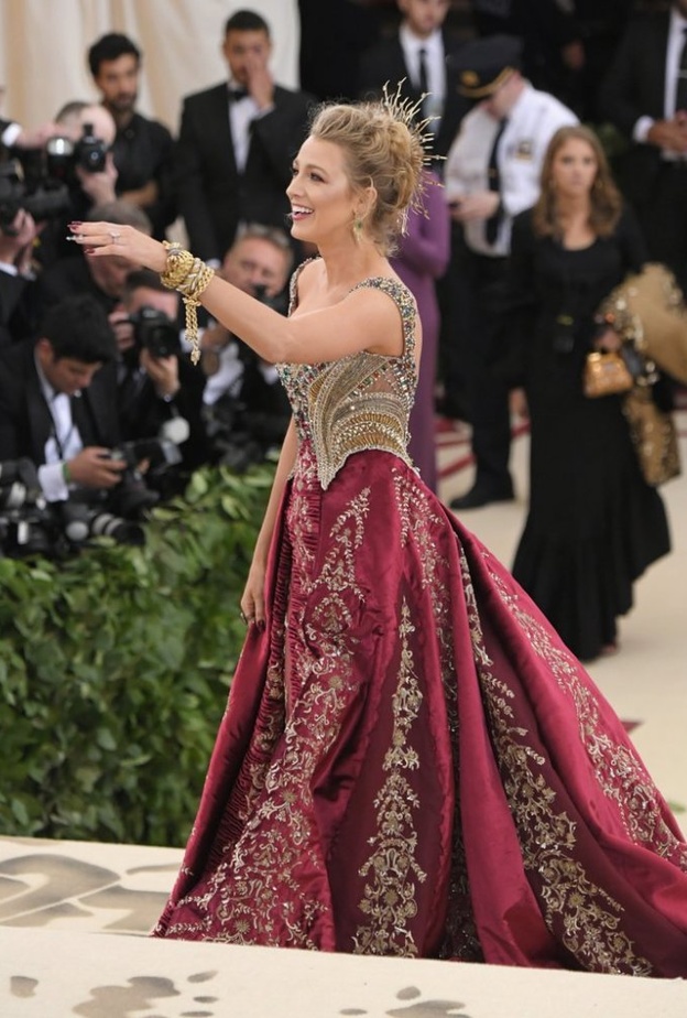 بليك ليفلي في حفل ميت غالا 2018 بفستان مرصع بالجواهر استغرق 600 ساعة لصنعه! 