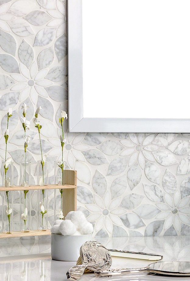 ديكور من الرخام والموزاييك لجدار المطبخ بدرجات الرصاصي