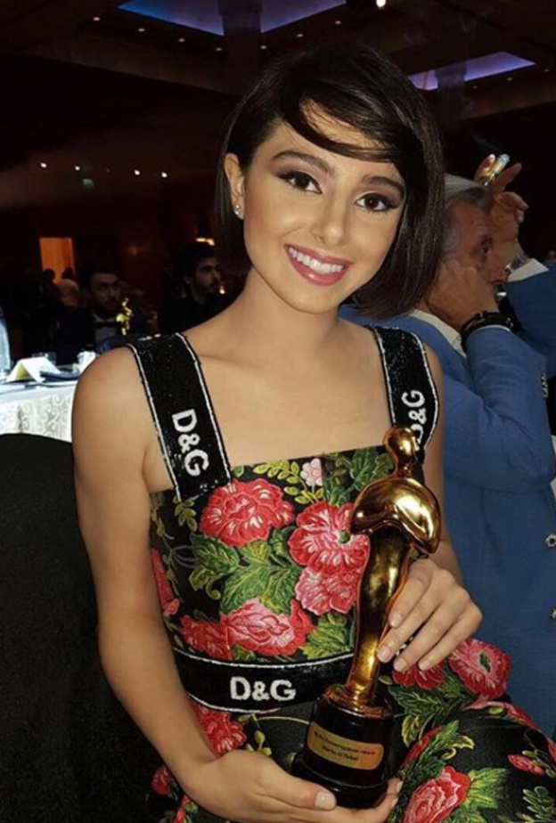 اطلالة لماريتا الحلاني من توقيع دار دولتشي اند غابانا مفعمة بالاناقة والانوثة