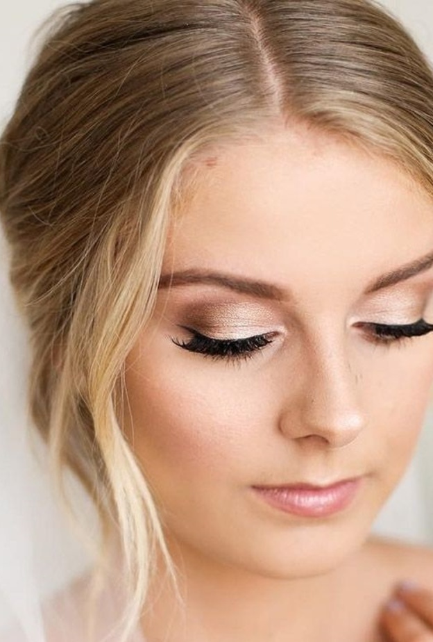 ننصحك بتطبيق الظلال البنية مع الآيلاينر المجنح