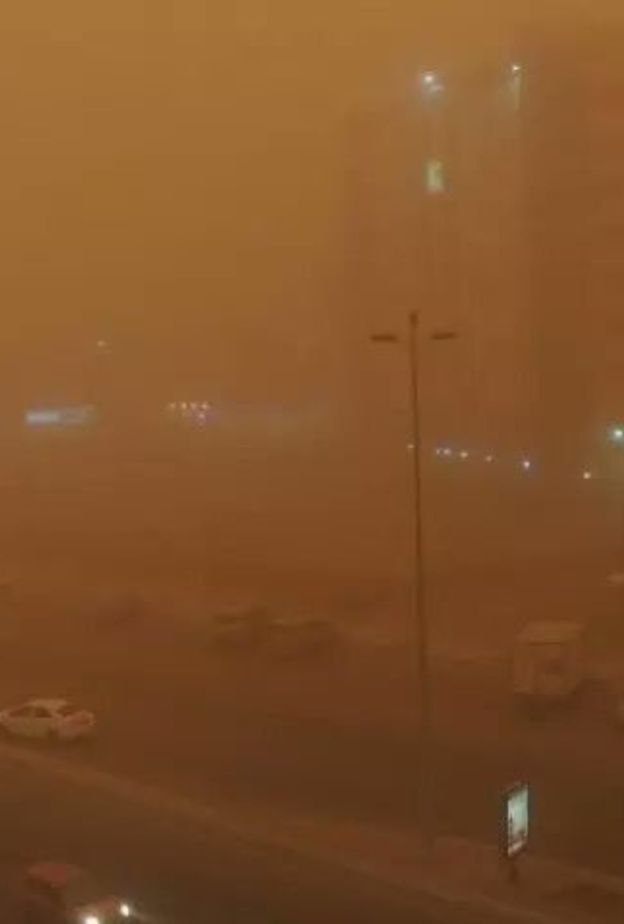 موجة غبار شديدة تجتاح الرياض