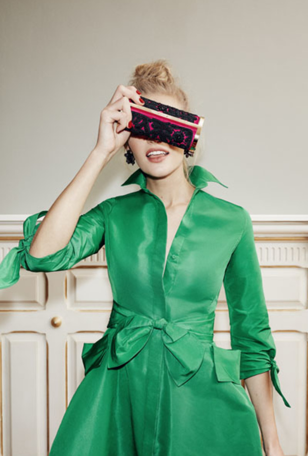 تطلق الدار حقيبة اليد "متروبوليتان إنسينيا كلاتش" Metropolitan Insignia Clutch